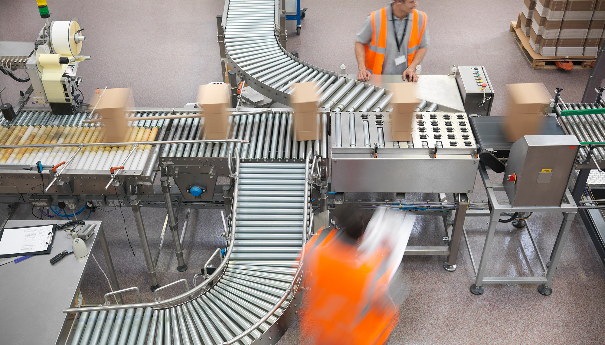 pracownicy w magazynie