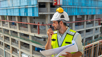 Pracownik budowlany na miejscu