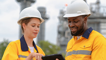 pracownicy w środkach ochrony indywidualnej na terenie zakładu przemysłowego
